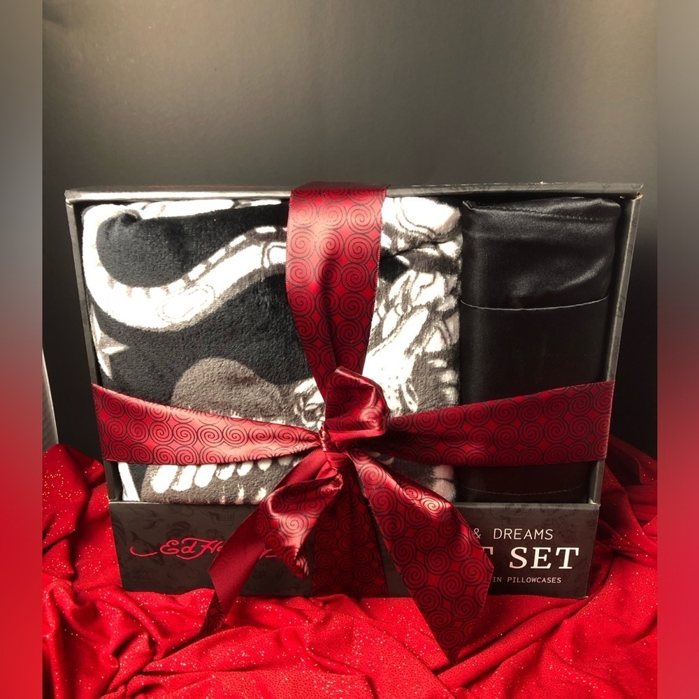 Ed Hardy Black and White Skull Throw and satin pillowcase set NWT